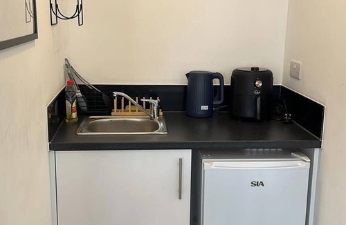 Bensham Manor Apartment | Studio Sleeps 2 with WiFi
