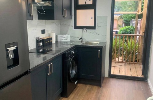 Edgware Apartment | Studio, Sleeps 2 near Northern Line Edgware St