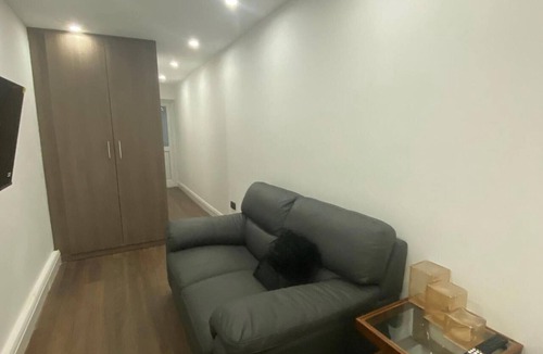 Edgware Apartment | Studio, Sleeps 2 Near Northern Line Edgware St