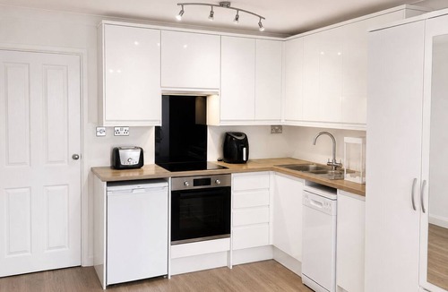 East Dunstable Apartment | Studio - Sleeps 2 - Wifi - Parking