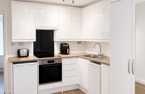 East Dunstable Apartment | Studio - Sleeps 2 - Wifi - Parking