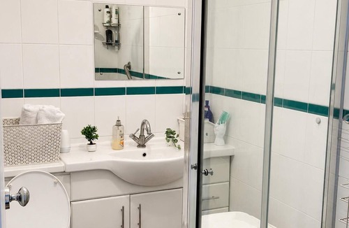 East Dunstable Apartment | Studio - Sleeps 2 - Wifi - Parking