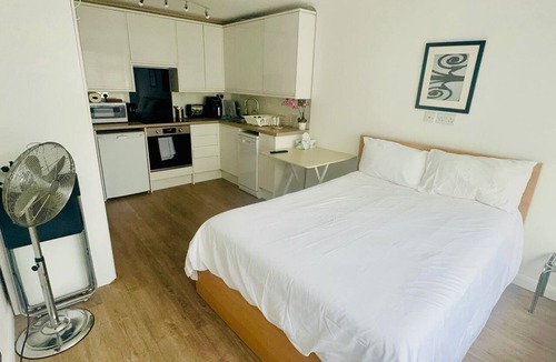 East Dunstable Apartment | Studio - Sleeps 2 - Wifi - Parking