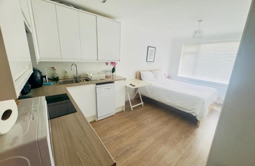 East Dunstable Apartment | Studio - Sleeps 2 - Wifi - Parking