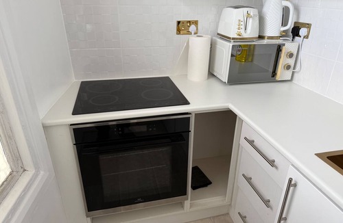 Selhurst Apartment | Studio Sleeps 2 with Air Conditioning