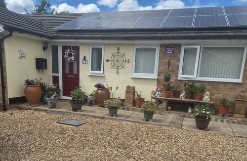 Woking Apartment | Studio Sleeps 2 with Free Parking and Garden