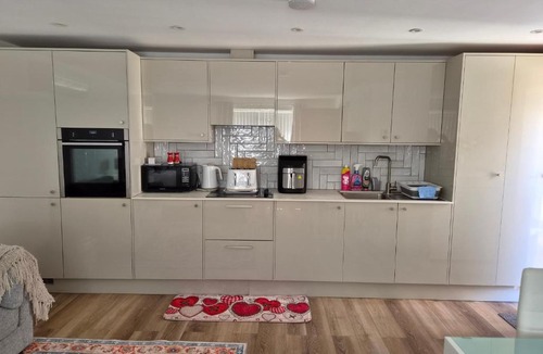 Woking Apartment | Studio Sleeps 2 with Free Parking and Garden