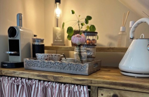 Severn Stoke Apartment | Studio Sleeps 2 with Parking and Garden