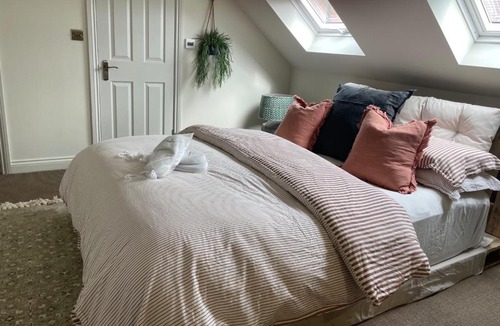 Severn Stoke Apartment | Studio Sleeps 2 with Parking and Garden