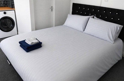 Oldbury Apartment | Studio Sleeps 2 With Parking