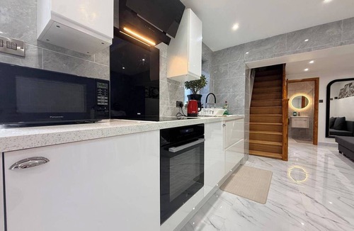 Plasnewydd Apartment | Studio Sleeps 2 with WiFi