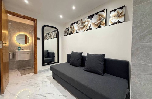 Plasnewydd Apartment | Studio Sleeps 2 with WiFi