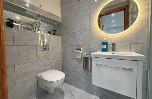 Plasnewydd Apartment | Studio Sleeps 2 with WiFi