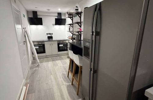 Epsom Condo | Studio with Access to Central London - EV charger