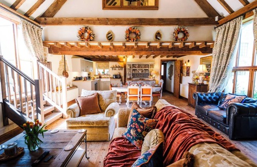 Ilton House | Stunning 3-bedroom listed barn in charming Barrington perfect for relaxing stays