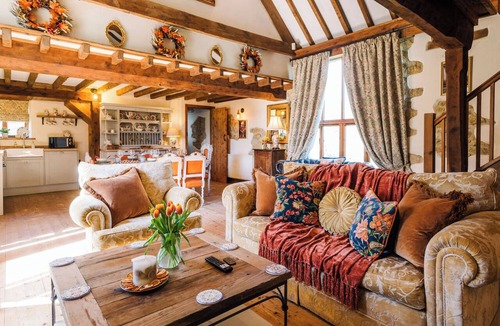 Ilton House | Stunning 3-bedroom listed barn in charming Barrington perfect for relaxing stays
