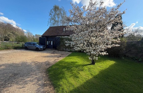 Ilton House | Stunning 3-bedroom listed barn in charming Barrington perfect for relaxing stays
