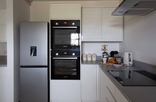 Ewen House | Stunning 6-Bed Riverside Ewen Mill, Sleeps 12.