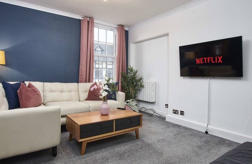City Centre Condo | Stunning Apartment w/Parking sleeps 6