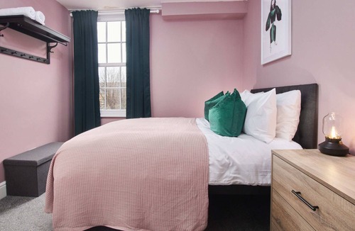 City Centre Condo | Stunning Apartment w/Parking sleeps 6