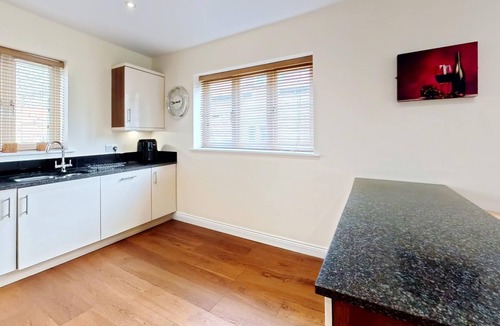 Filey Apartment | Stunning Coastal Cottage - Sleeping 8 in 4 Bedrooms - Pool and Beach Access Included.