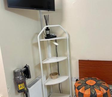 London Borough of Hounslow Apartment | Stunning ground floor studio in Hounslow near Heathrow airport