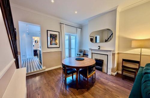 Sidcup House | Stunning House With Private Backyard