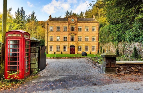 Macclesfield House | Stunning private villa for 19 people with private pool, WIFI, terrace and pets allowed