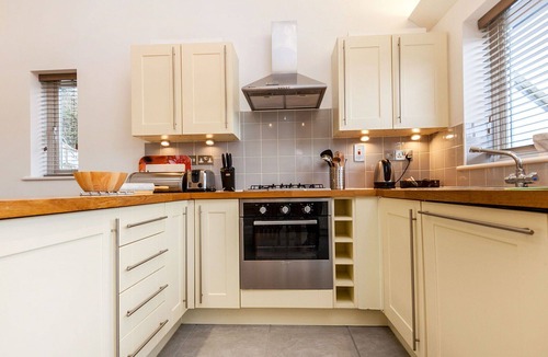 Carnon Downs House | Stunning private villa for 4 guests with pool, WIFI, TV, patio and pets allowed