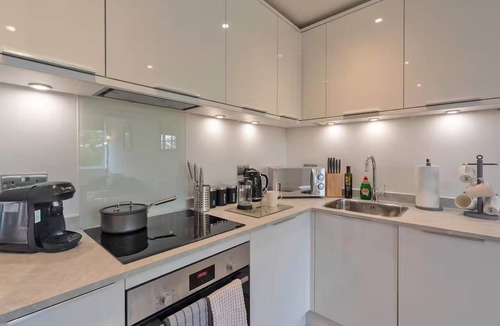 Gravesend Apartment | Stunning Spacious 2-bedroom apartment near London