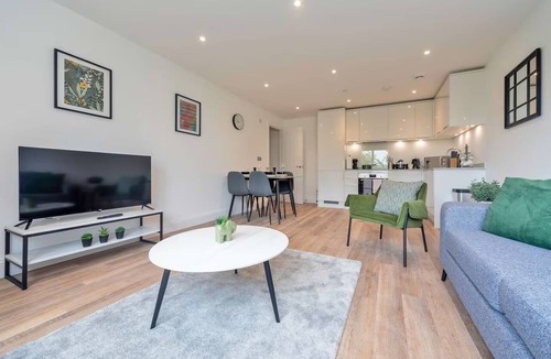 Gravesend Apartment | Stunning Spacious 2-bedroom apartment near London