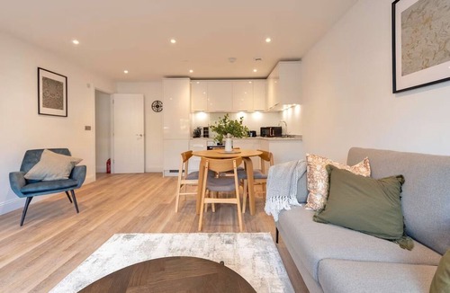 Gravesend Apartment | Stunning Spacious 2-bedroom apartment near London