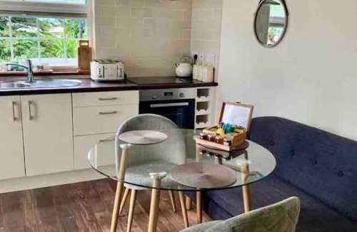 Brightlingsea Apartment | Stunning Studio House with Panoramic Sea View