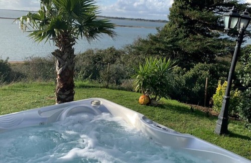 Brightlingsea Apartment | Stunning Studio House with Panoramic Sea View