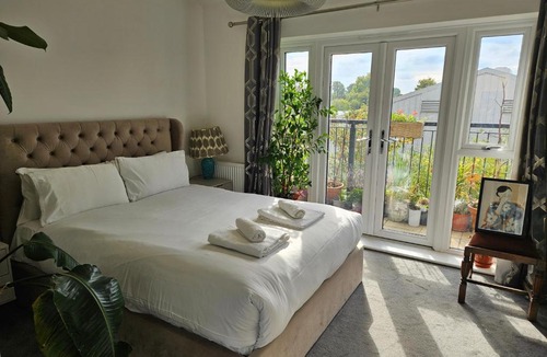 Wandle Valley Apartment | Stylish 1BD Flat with Parking Hackbridge