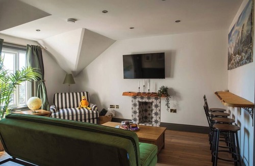 Exeter Apartment | Stylish 2-4 bed Apt- Free parking - Self Check-In