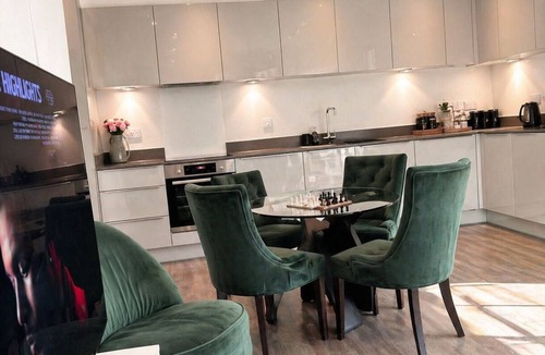 Cowley Apartment | Stylish 2-Bed Apt | 10 Mins to Oxford Universities/city | Free private parking