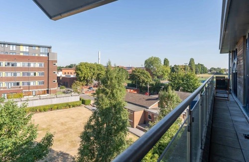Solihull Apartment | Stylish 2-Bed Flat, 10mins to NEC & Airport Free Parking