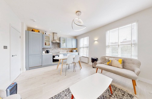 Harrow Road Apartment | Stylish 2bed/2bath flat 4min from tube station