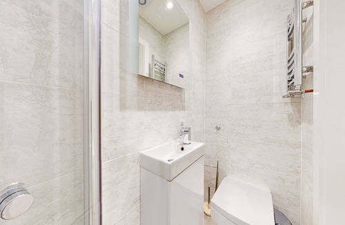 Harrow Road Apartment | Stylish 2bed/2bath flat 4min from tube station