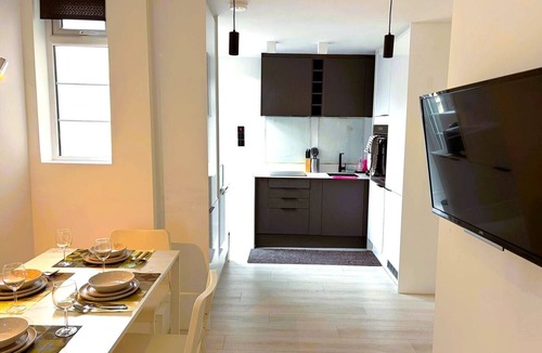 Fairfield Apartment | Stylish 2Bed Flat-Fast WiFi-Close to Shops, Restaurants & Train Station-Sleeps 5