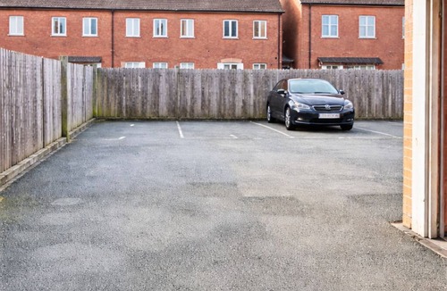 Solihull House | Stylish 2BR Solihull Stay | Near NEC | Parking | Garden