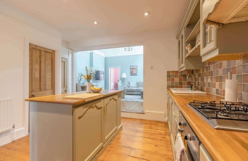 Windsor Apartment | Stylish 2BR Steps from Windsor Castle & High St 🏰