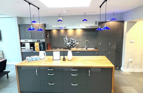 Montpellier House | Stylish 3-bed converted bakery in central Cheltenham – bold, bright & perfect for groups.