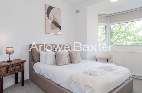Borehamwood House | Stylish 3-Bedroom Garden Home | AC | Contractors