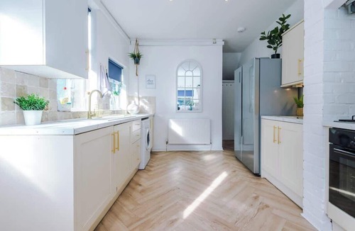 Eccles House | Stylish | 4BR | 3Bath | Manchester Home