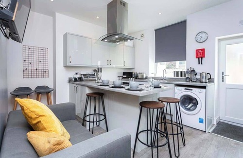 Burnley House | Stylish & Affordable home in Burnley with Parking