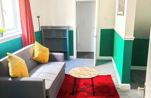 Wolverhampton Apartment | Stylish Apartment Close to ASDA & Molineux + Parking