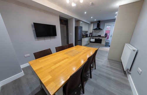 Severn Beach Apartment | Stylish Apartment with Private Room and Facilities