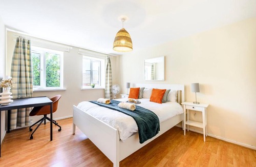 The Westside Apartment | Stylish Apt·Canals·Free Parking·Sleeps 6